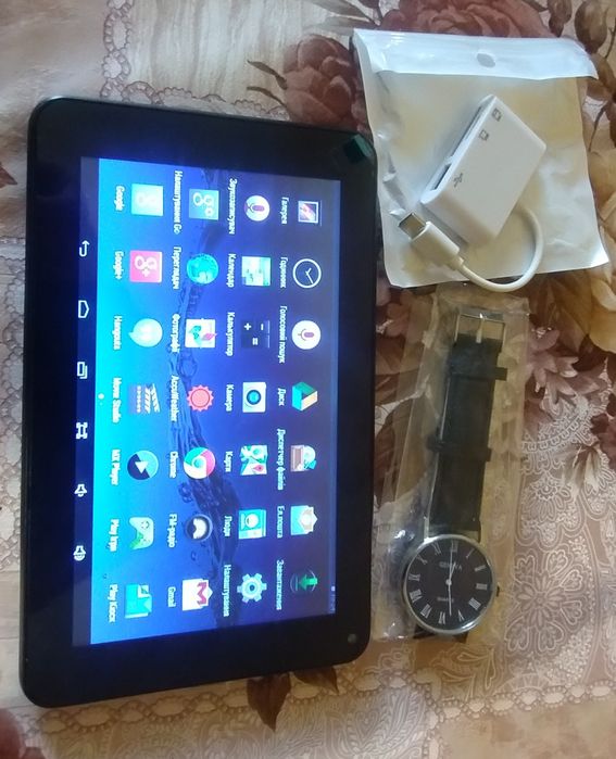 Продаю комплект: старенький планшет + годинник + адаптер USB-C (3-в-1)