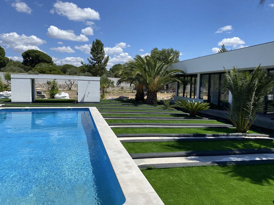 Instalação de relva sintética, manutenção de jardins e poda de árvores