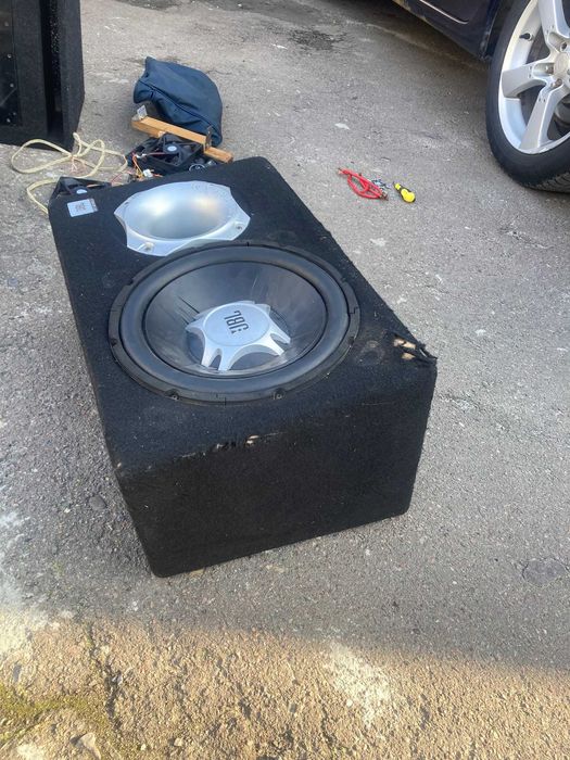Потужний Сабвуфер JBL  може бути за додаткову ціну і з підсилювачем до нього