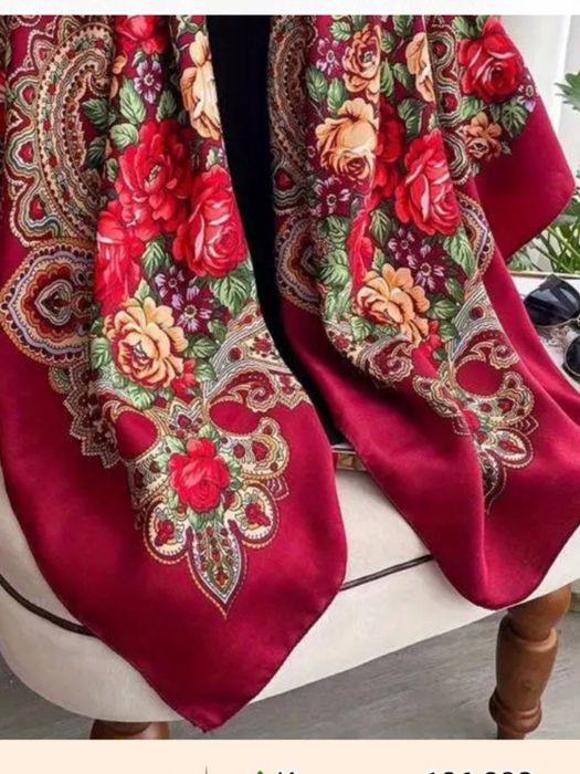 Нова красива шерстяна хустка.
