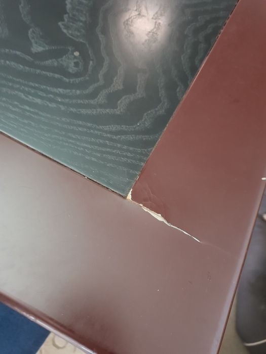 Mesa de madeira maciça laquada