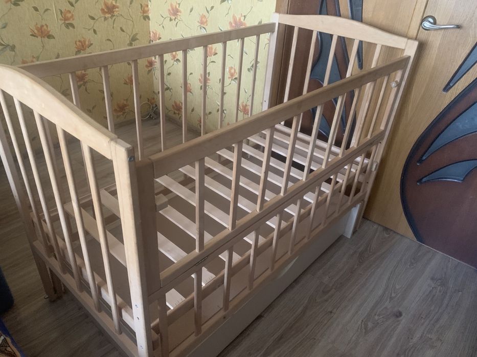 Кроватка дитяча з маятником