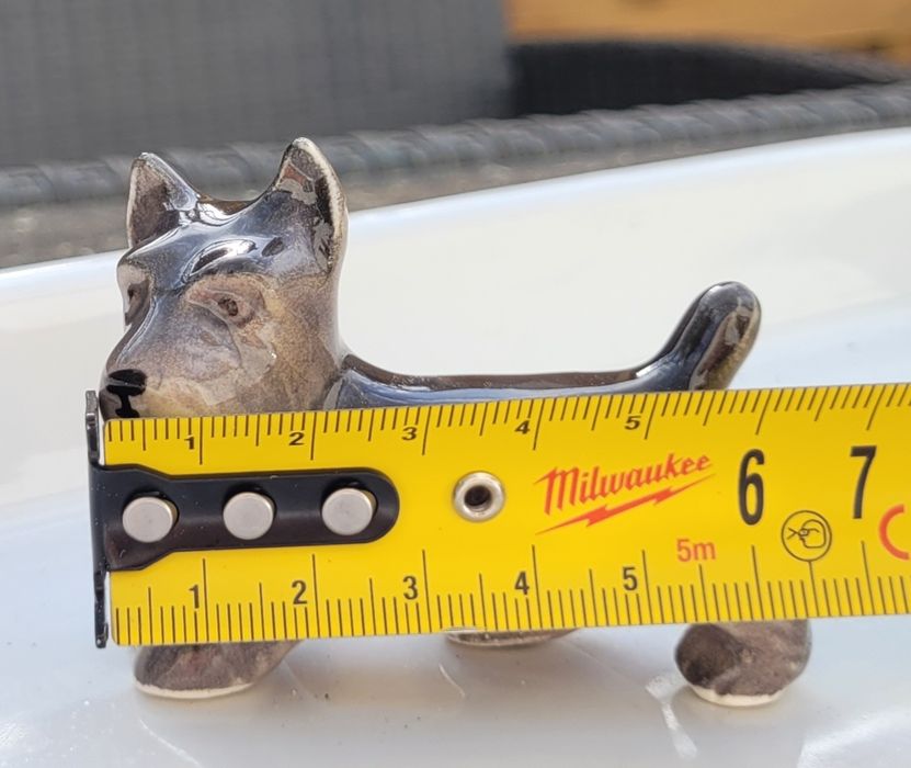 Porcelanowa figurka psa terier bądź sznaucer