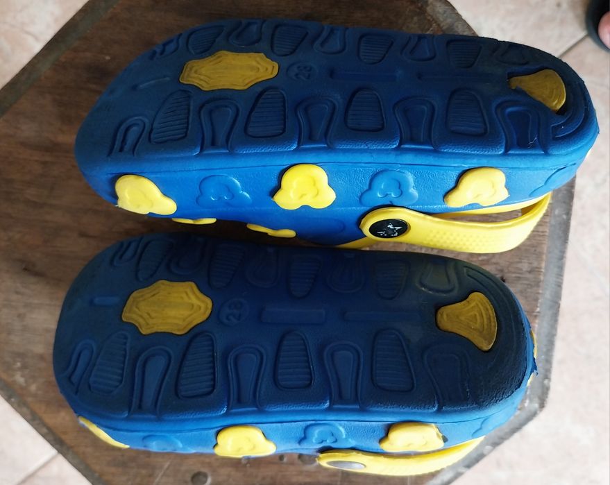 Crocs Mickey tam 28 (portes incluidos)