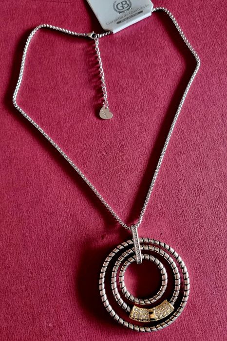 Colar prateado, em aço, pingente muito elegante com zirconias.