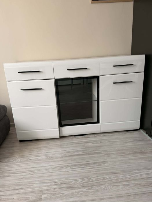 Używana biała komoda