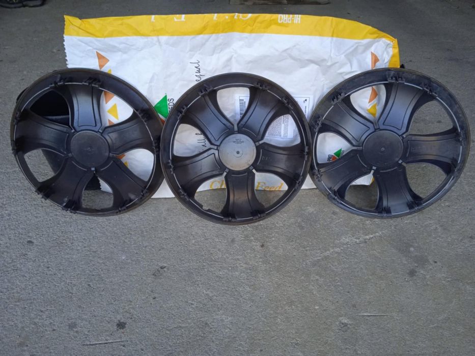 Vendo três tampões novos para jante 14.