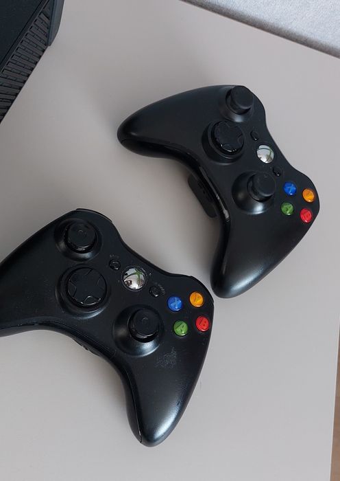 Xbox 360 E з двома джойстиками