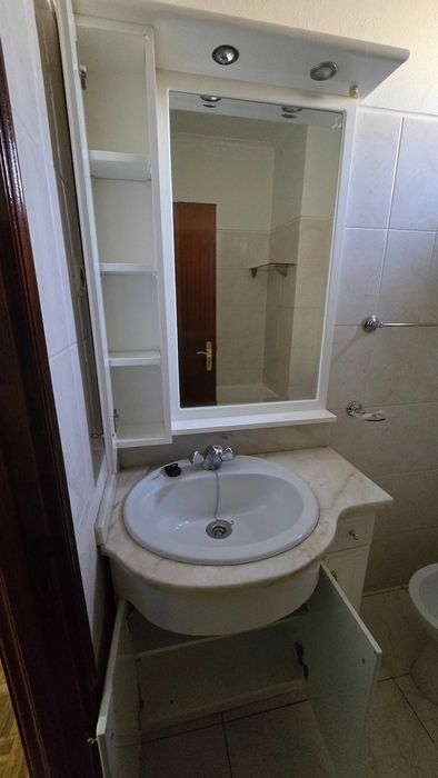 Móvel de casa de banho com bastante arrumação