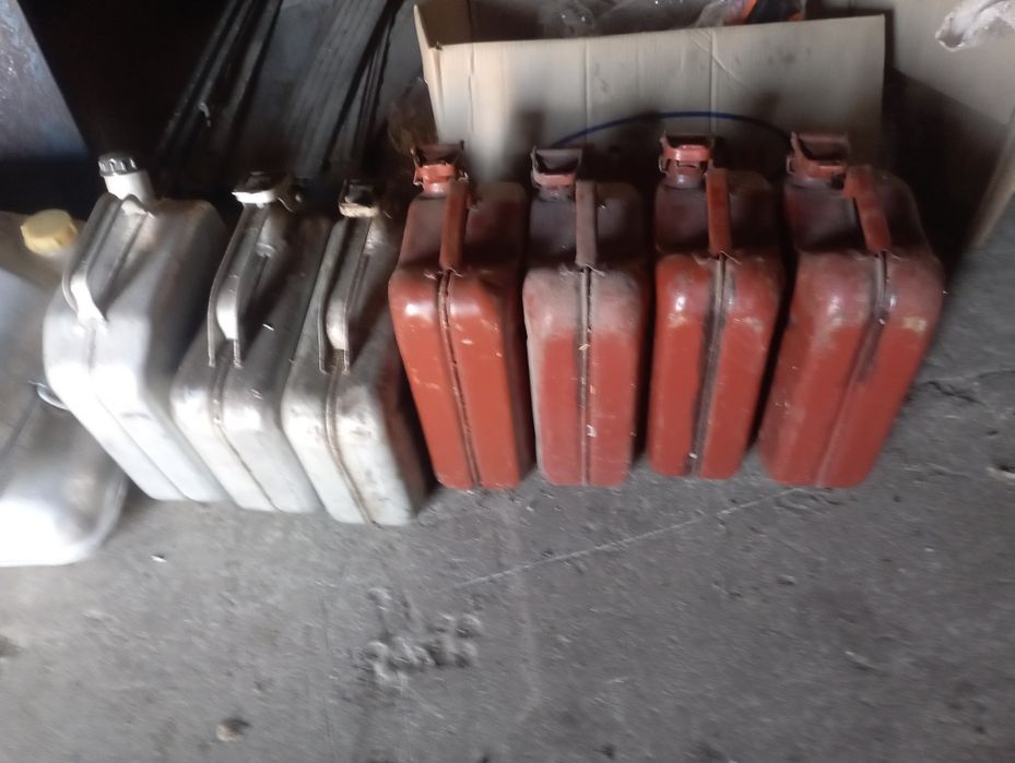 Продам канистры 20