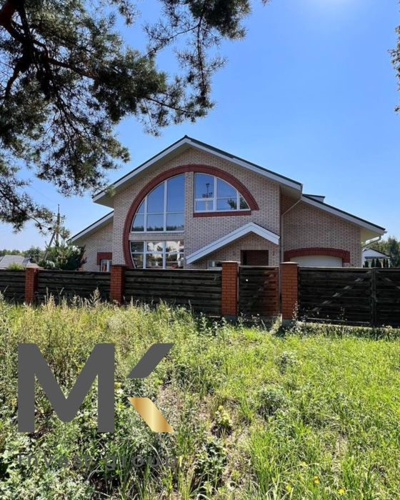 Двоповерховий будинок з видом на ліс у котеджному містечку