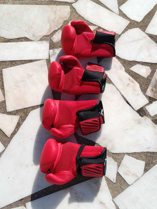 Conjunto de punching ball com quatro luvas de boxe criança