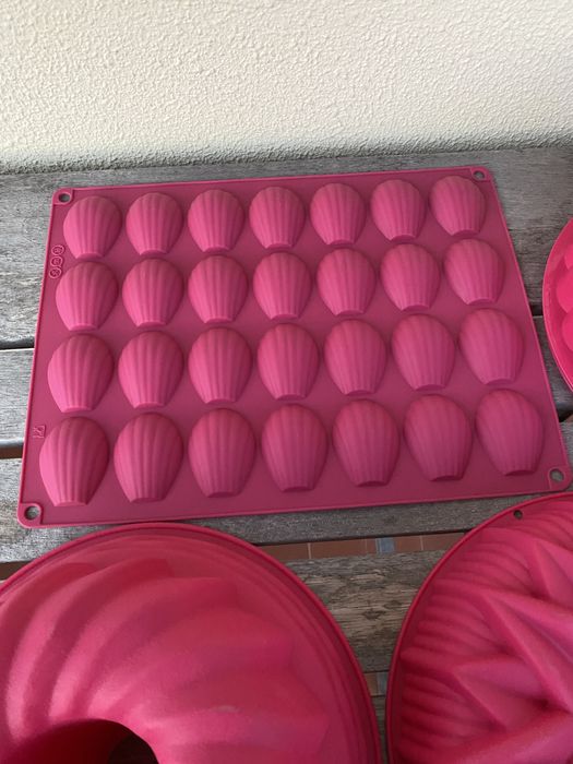 4 formas silicone e 1 plástico