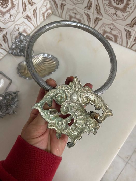 Lindíssimo conjunto antigo de acessórios de casa de banho