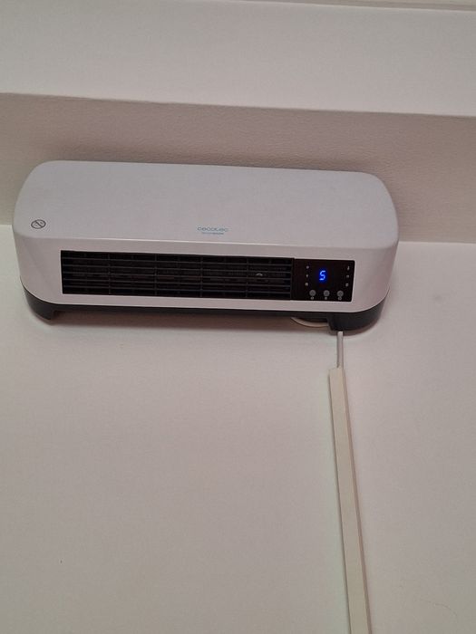 Aquecedor eléctrico em bom estado.