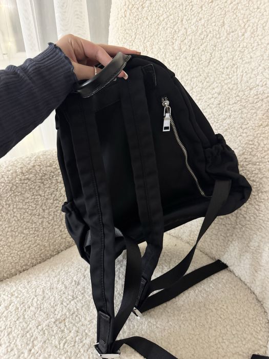 Чорний тканевий вмісткий рюкзак