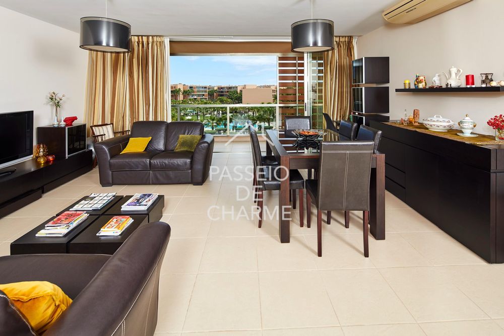Mobília sala de jantar mesa cadeiras aparador
