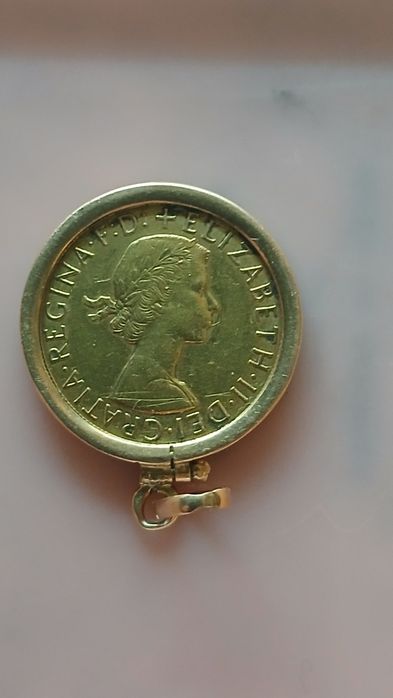 Moeda de ouro Elizabeth II , de 1958 com aro de ouro simples.