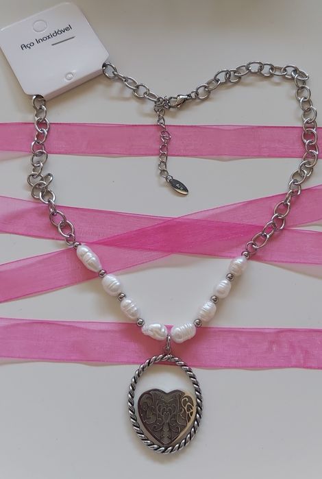 Colar prateado, em aço, com coração e pérolas naturais