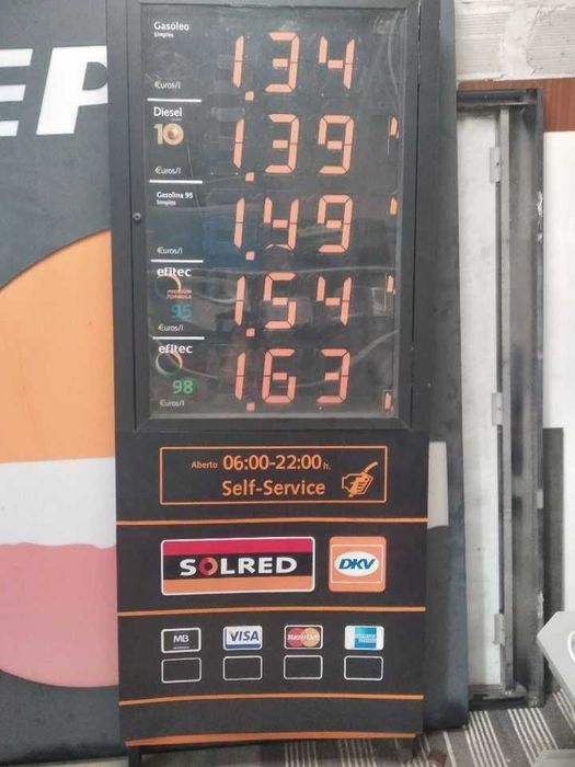 Venda de recheio de armazém de velharias e antiguidades, móveis