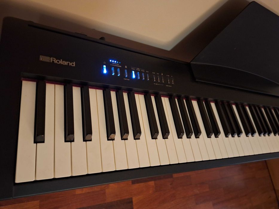 Piano Digital Roland FP-30 + Móvel + Banco