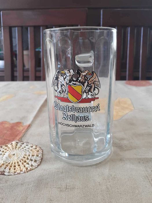 Caneca para cerveja grande para desocupar.