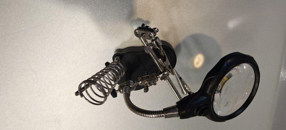 Тримач для плат з лінзою та підсвіткою