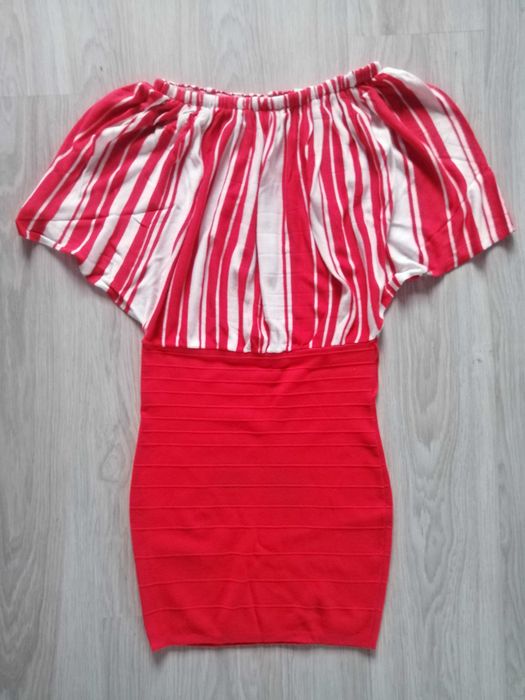 Sukienka biało czerwona dopasowana xs