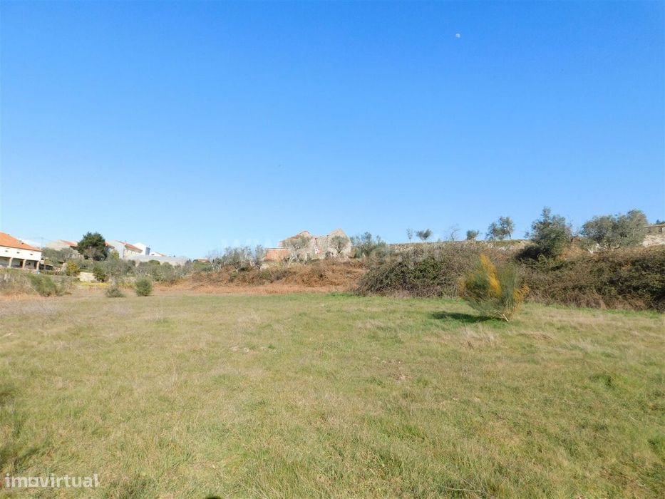 Terreno com ruina / Seia, Santa Marinha e São Martinho — Santa Marinha E São Martinho, Guarda