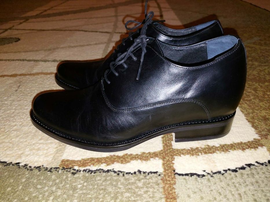 Nowe buty garniturowe czarne skórzane na podwyższeniu rozm 39