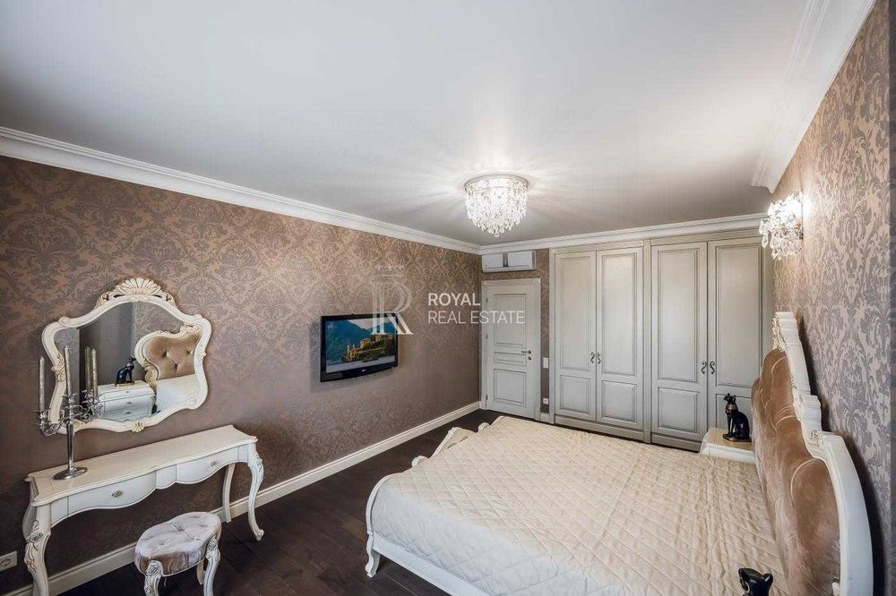 Продаж 3-кімнатної квартири Київ ЖК Космополітен 117 м² 9 поверх преміальний ремонт меблі з масиву дерева паркетна дошка охорона