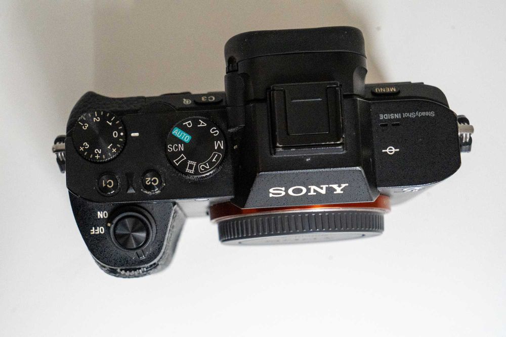 Sony A7-II em bom estado, com comando remoto RMT DSLR-2