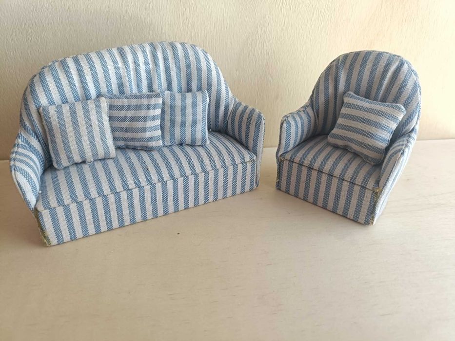 Conjunto de sofá e poltrona com almofadas