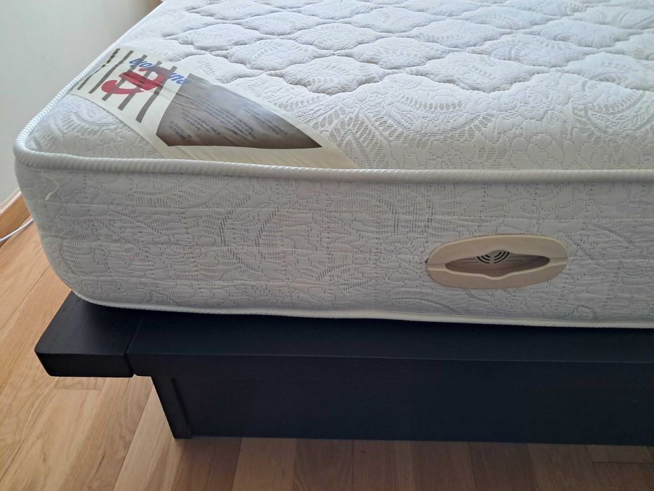Cama de casal em madeira de castanho e pele
