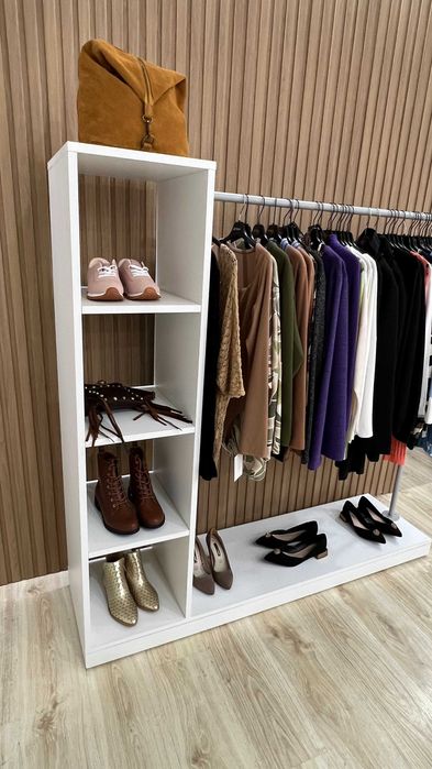 Móvel expositor de roupa com prateleiras, varão e rodas (150x150x40cm)