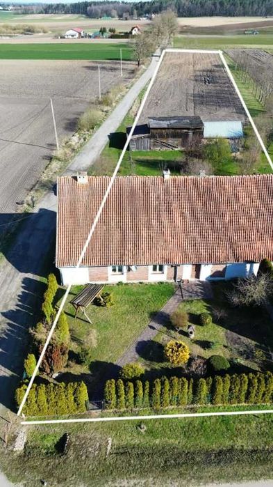 Oferuję na sprzedaż dom o powierzchni 190 m². Nieruchomość znajduje się na dużej działce o powierzchni 5900 m².
