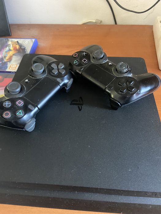 PlayStation 4 com 2 comandos e jogos
