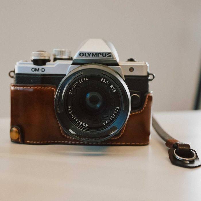 Câmera Olympus OM-D E-M10 Mark II com objetiva 25mm f2