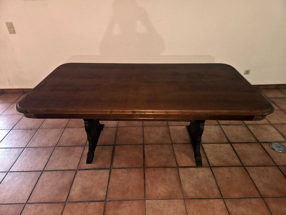 Móvel - Mesa em madeira castanho maciço com 8 cadeiras