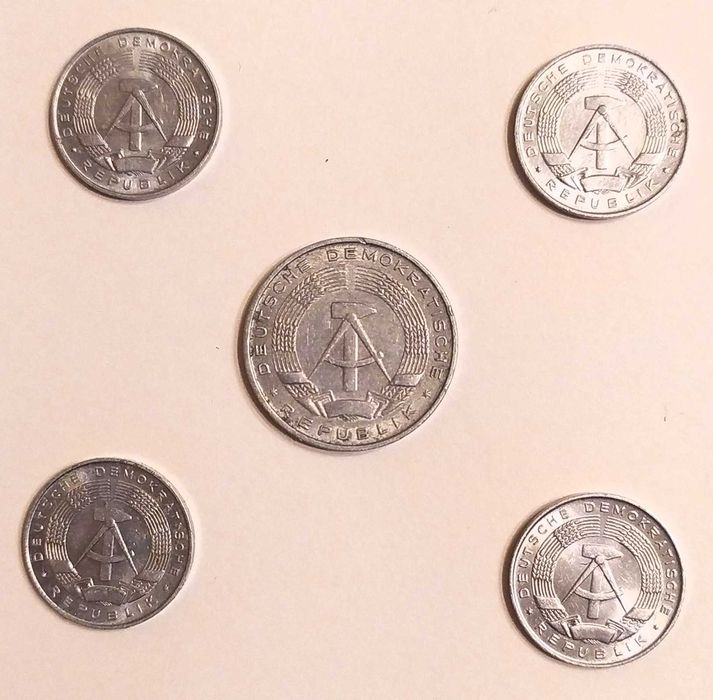 Różne monety obiegowe dla pasjonatów i historyków