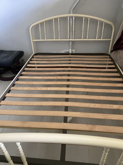 Cama de casal com colchao ortopédico