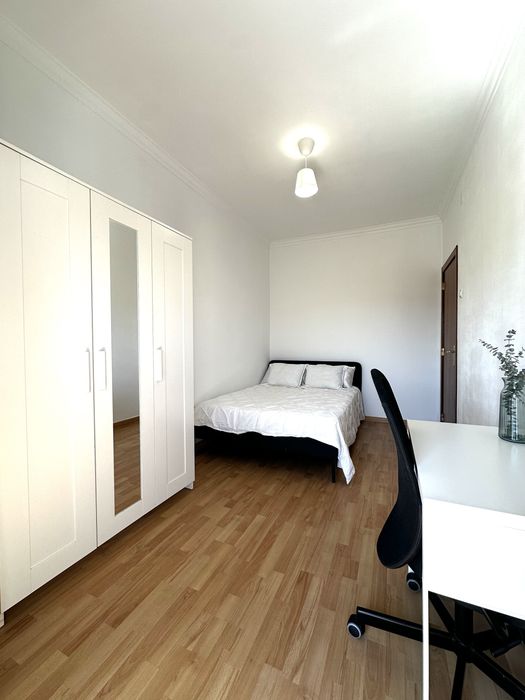 Quarto - com varanda, boa localização, equipado