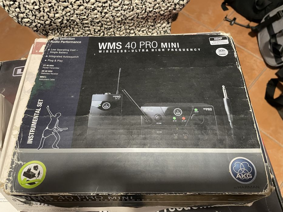 Wireless AKG WMS 40 | Samson Airline Synth