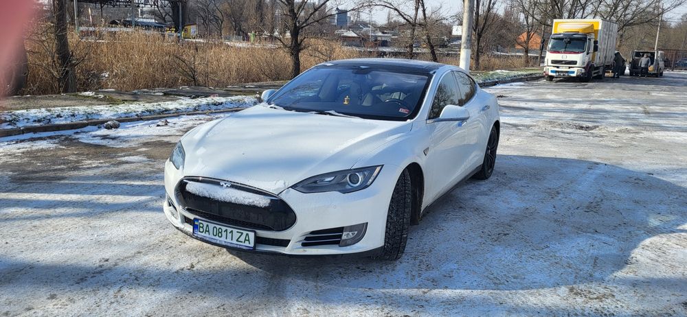 ТЕСЛА Модел S 2013 год