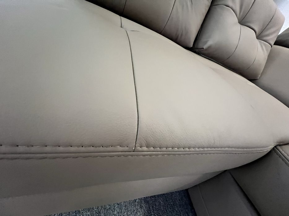 Диван шкіряний кутовий розкладний з нішею виставковий стан новий