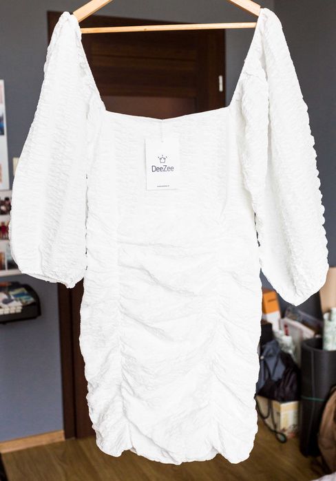 Biała dopasowana sukienka mini, marszczona (DeeZee)