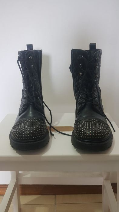 Botas pretas com fecho lateral original