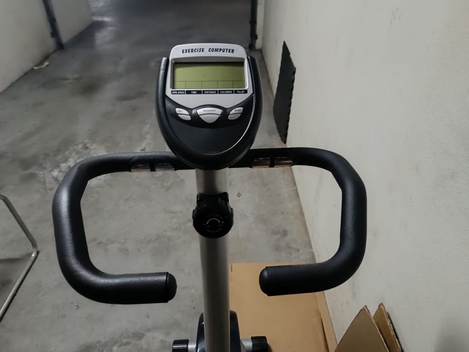 Bicicleta estática ergométrica vertical
