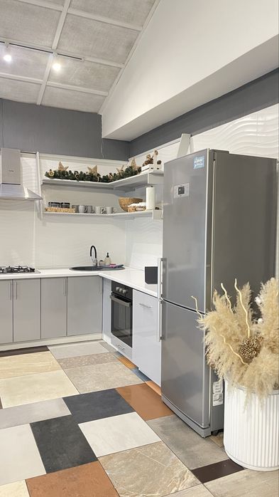 Подобова оренда великого будинку за містом з басейном з підігрівом