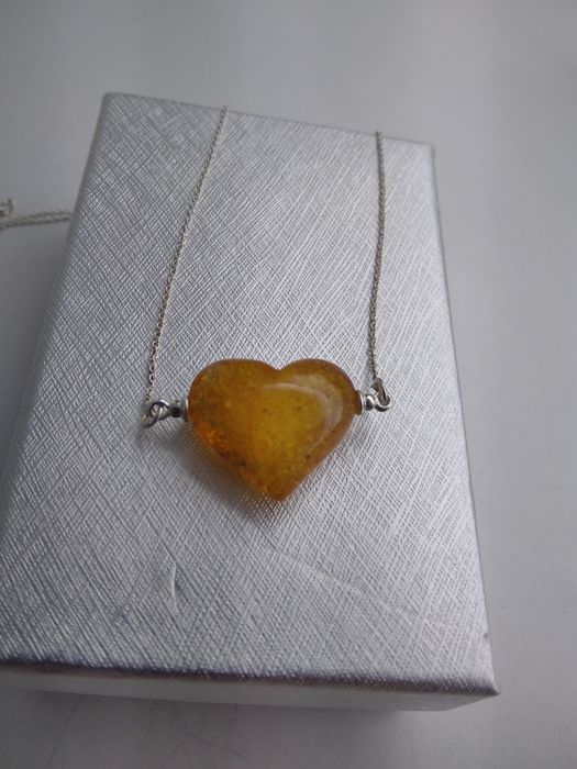 Srebrny łańcuszek z bursztynowym sercem srebro 925 długość 48 cm  102